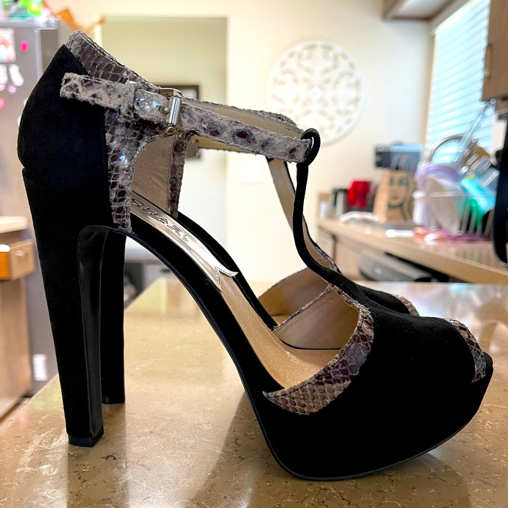 Michael Kors Black Suede and Snake Skin Stilettos 👠